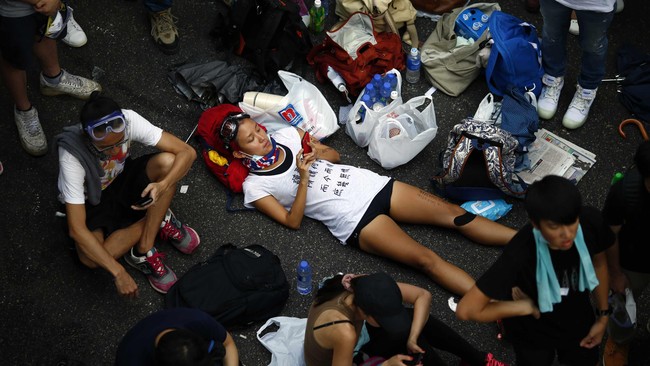 Aksi demontrasi Hong Kong terus berlanjut. Aksi demontrasi ini adalah tantangan politik terbesar bagi Tiongkok sejak insiden Lapangan Tiananmen 25 tahun lalu.