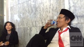 Adian Protes Larangan Thrifting: Saya Dilantik DPR Pakai Jas Gedebage