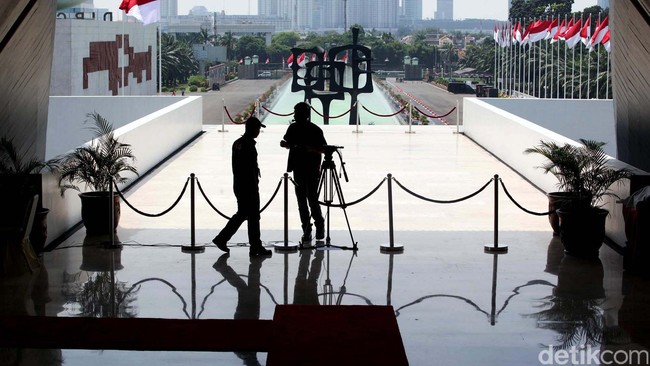 Wacana memasukan anggota DPD di kursi pimpinan MPR RI terlalu berlebihan, karena dianggap hanya mengambil keuntungan dari perseturuan dua kubu di DPR RI.