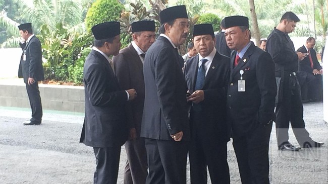 Petinggi Fraksi PPP berbincang serius dengan petinggi Fraksi Golkar di sela-sela pelantikan anggota DPR periode 2014-2019. Apa yang dibicarakan?&nbsp;