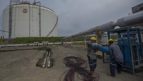 Kapal Mulai Bersihkan Pipa Pertamina Bocor di Karawang