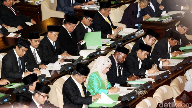 Koalisi partai pendukung Prabowo Subianto menyatakan siap menjegal kebijakan pemerintahan presiden terpilih Joko Widodo melalui parlemen, kalau...