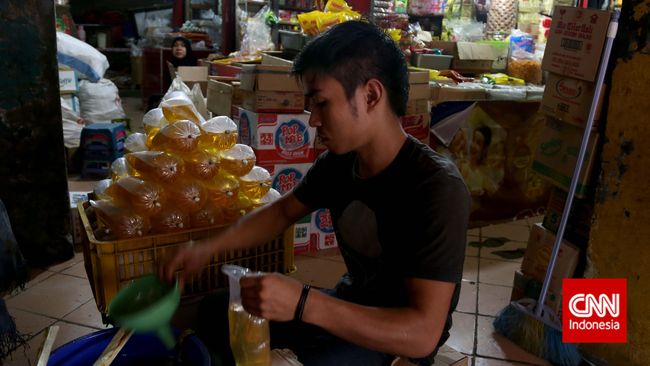 Pedagang Pasar Wonokromo di Surabaya bernama Musdalifa mengatakan harga rata-rata minyak goreng Rp22 ribu hingga Rp26 ribu. Itu untuk kemasan 2 liter.