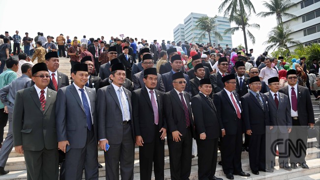 Banyak pihak berharap kehadiran anggota DPR baru bisa memperbaiki kinerja dewan, khususnya dalam membantu pemerintah mendorong ekonomi dan investasi.
