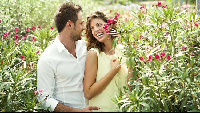 Hal-hal Kecil yang Diam-diam Disukai Pria dari Perempuan Ketika seorang pria jatuh cinta dengan wanita, ada banyak hal kecil atau hal-hal 'tak jelas' dari wanitanya yang bisa membuat senyum-senyum sendiri.