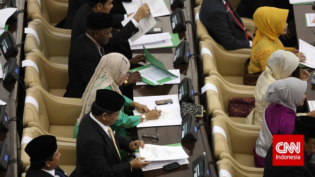 Sejumlah fraksi di DPR mulai menentukan pimpinannya. Fraksi PPP masih saja terbelah.
