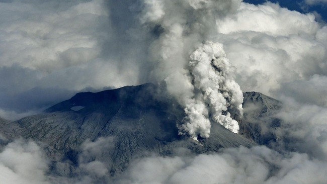 Pemerintah Jepang tengah siaga mengawasi aktivitas kegunungapian Gunung Fuji, setelah Gunung Ontake meletus secara tiba-tiba pada Sabtu, 27 September 2014.