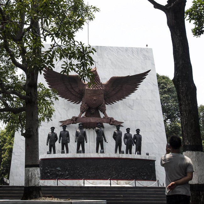 Presiden Joko Widodo menegaskan dirinya tidak akan meminta maaf kepada para korban Gerakan 30 September 1965. Yes or No?
