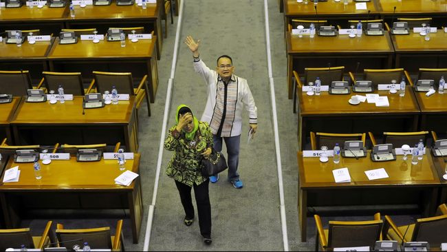 Ruhut Sebut Pengurus Demokrat Harus Jadi Anjing Penjaga SBY Ruhut Sitompul meminta pengurus Demokrat jangan jadi pemain aman dan tetap bekerja keras.