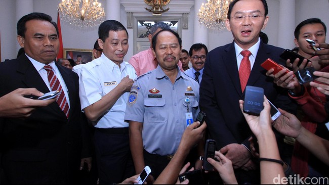 Pemerintah Provinsi DKI Jakarta menggandeng Kementerian Perhubungan dan PT Kereta Api Indonesia untuk menata lahan di jalur kereta api.
