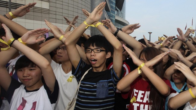Tidak disangka, aksi protes di Hong Kong digerakkan oleh seorang mahasiswa kurus dan berkacamata yang bahkan belum cukup umur untuk menyetir.