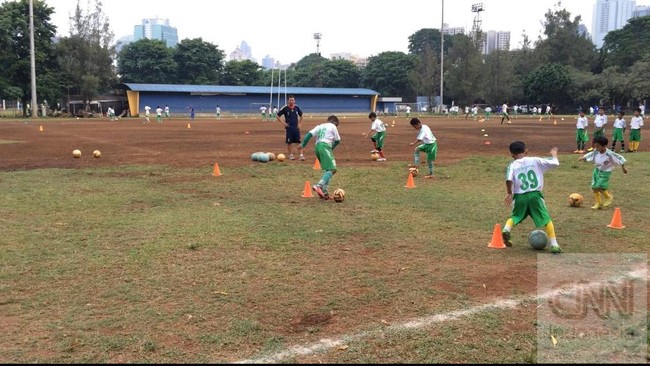 Biaya cukup mahal tidak dipermasalahkan Kurdi, yang bekerja sebagai buruh bangunan. Segala cara dilakukan Kurdi agar sang anak mencapai cita-citanya.