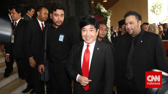 Guruh Soekarnoputra mengkritik Jokowi karena Bakamla belum mempunyai kantor tetap dan menumpang di dalam Gedung Pola atau Gedung Perintis Kemerdekaan.