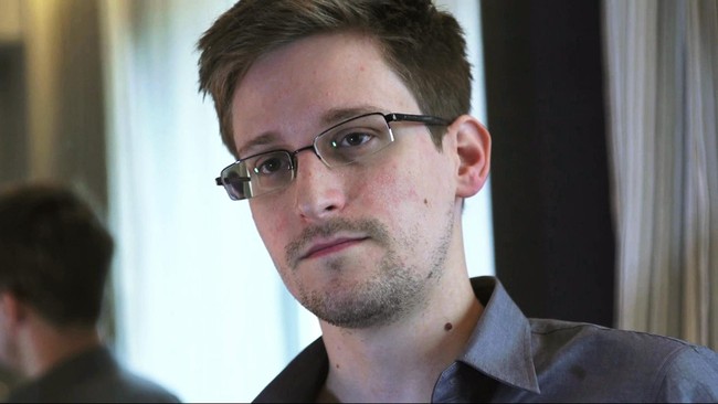 Snowden, yang dikenal sebagai pembocor rahasia intelijen AS, akhirnya bergabung menjadi pengguna media sosial Twitter dengan mengambil alih akun @Snowden.