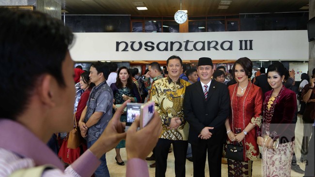 Rapat-rapat paripurna di DPR kerap sekali diwarnai kursi kosong, banyak anggotanya balik badan setelah mengisi absen.