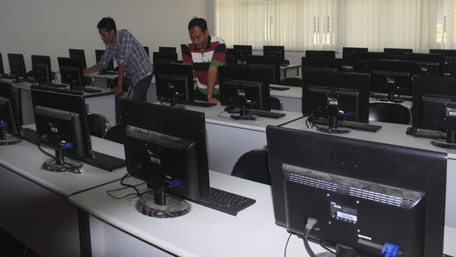 Bupati Muratara, Aqisropi Ayub, diduga terlibat suap CPNS senilai Rp 2 miliar. Di kediamannya ditemukan sejumlah dokumen yang mengarah pada keterlibatannya.