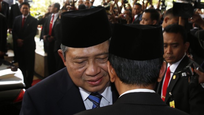 Manuver terakhir SBY menemui Presiden Jokowi dan Wakil Presiden Jusuf Kalla membuat Koalisi Merah Putih cemas. Mereka, terutama Golkar, akhirnya bertekuk lutut.