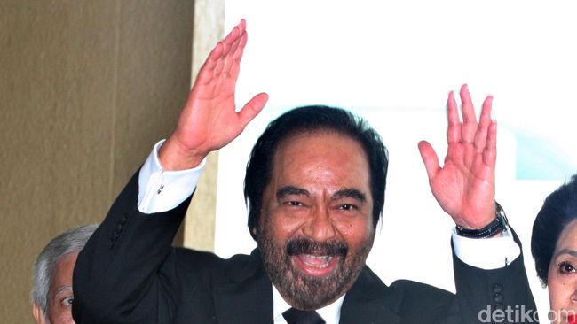 Ketua Umum Partai Nasional Demokrat ini sering beromantisme di tepi pantai, sembari ditemani musik dari The Beatles.