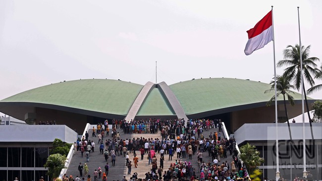 Dalam perkembangannya, beberapa fraksi berganti ketua sedangkan sebagian lainnya masih berwajah lama.&nbsp;DPR periode 2014-2019 terdiri dari 10 fraksi.&nbsp;