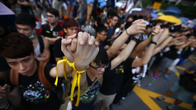 Rabu, 1 Oktober 2014, warga Tiongkok merayakan Hari Nasional Tiongkok. Namun, ribuan demonstran pro-demokrasi Hong Kong melakukan aksi damai di pusat kota.&nbsp;