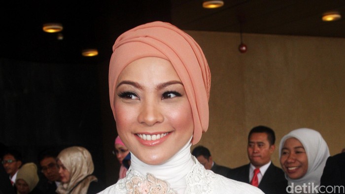 Anggota DPR dan Artis fraksi Partai Gerindra Rachel Maryam Sayidina di gedung DPR, Senayan, Jakarta Selatan, Rabu (1/10/2014).