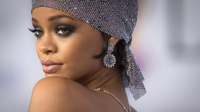 Usai hubungannya dengan Drake kandas, Rihanna mengencani konglomerat pemegang lisensi penjualan Toyota Motor di Arab Saudi dan negara Timur Tengah lainnya.