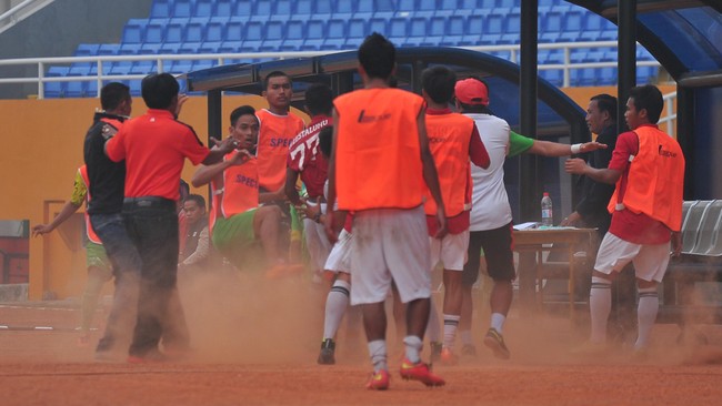 Saleh Mukadar dan Arif Afandi diancam akan dibunuh oleh sejumlah preman yang mengaku dari Pemuda Pancasila dalam diskusi Persebaya.
