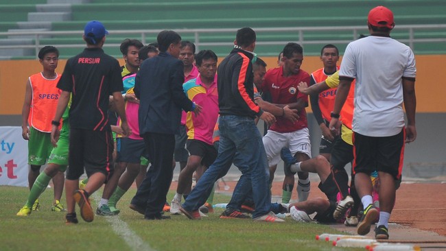 Insiden penamparan pada Direktur Persebaya 1927, Saleh Mukadar, telah dilaporkan kepada Kepolisian Daerah Jatim dengan terlapor berinisial N.