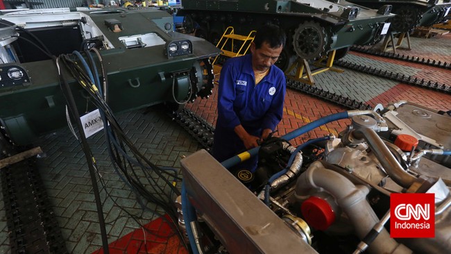 Abraham Mose dipilih menggantikan Silmy Karim. Abraham bertekad kembangkan produk non-militer untuk menopang bisnis inti Pindad.