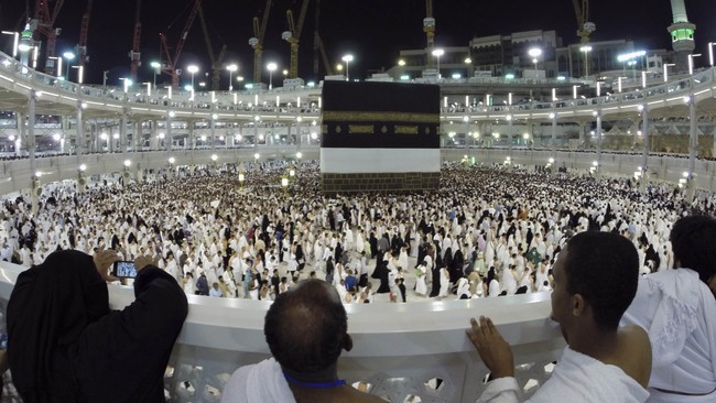 Biaya pemulangan 49 jemaah itu ditanggung oleh sebuah biro umrah resmi yang "menjual" visa umrah pada biro umrah tak resmi JMBI.