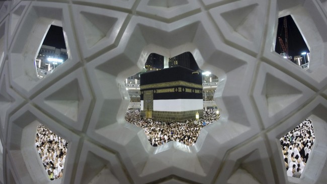 Pencuri puing-puing Dua Masjid Suci yang dalam proses perluasan diduga adalah para pekerja ekspatriat yang menjualnya ke kolektor atau sejarawan.