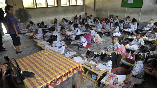 Alokasi dana Bantuan Operasional Sekolah (BOS) pada 2012 tidak juga menghentikan langkah pungutan liar. Tahun ini, ditemukan semakin banyak modus dan dalih.