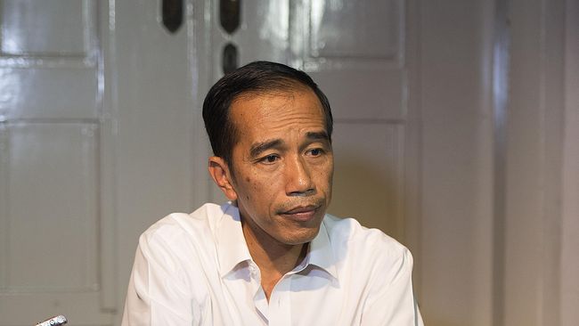 Jokowi berziarah ke makam ayah dan kakeknya di Karanganyar, Jawa Tengah. Ia lantas bercerita tentang pengalamannya berziarah kubur saat belum menjadi presiden.