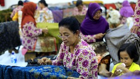Pengakuan UNESCO untuk Batik Bagai Pisau Bermata Dua
