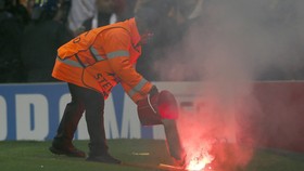 Candreva Nyaris Terkena Lemparan Suar Ultras Palermo