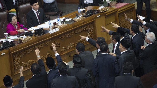 Sebagai pimpinan sidang paripurna sementara pemilihan pimpinan DPR, politikus Golkar Popong Otje Djundjunan&nbsp;dinilai&nbsp;melanggar kode etik.