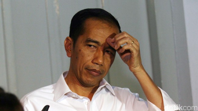 Jokowi menggunakan bahasa tubuh dengan mengangkat jari telunjuknya lalu menunjuk ke arah wartawati yang menanyakan hal tersebut.