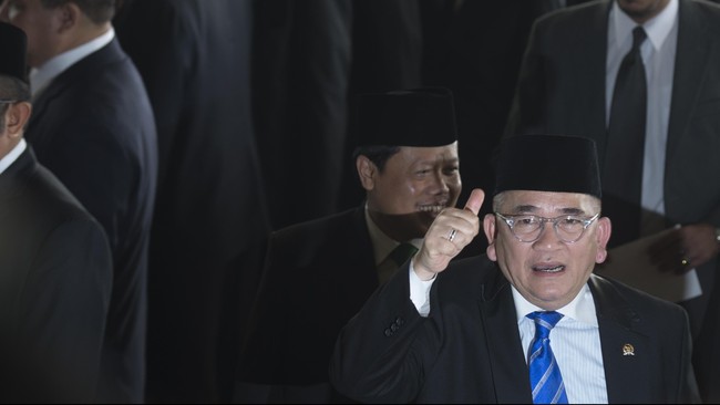 Presiden Jokowi menceritakan bahwa Ruhut berulang kali meneleponnya dan mengirimkan pesan singkat (SMS).