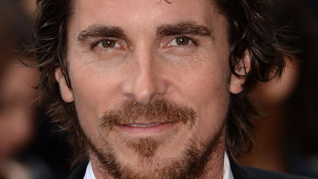 George Clooney sering melontarkan protes pada media yang tak henti menguntitnya. Karena itu, Christian Bale memberi saran khusus untuk si pengantin anyar.