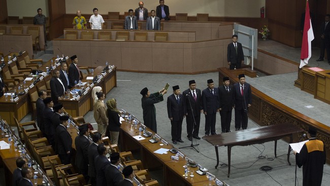Akan ada jalan keluar dalam rapat paripurna. Koalisi Prabowo yang tergabung dalam Koalisi Merah Putih bakal memberi jatah ke poros PDI Perjuangan.