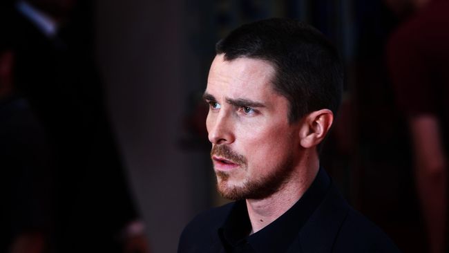 Belakangan, dipastikan Christian Bale memerankan Steve Jobs di film biopik terbaru soal pendiri Apple itu. Namun mendadak dikabarkan ia bukan orang yang tepat.