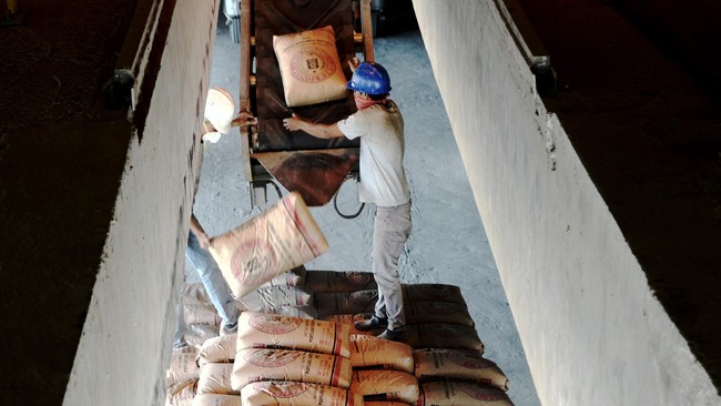 Presiden Joko Widodo mengambil alih kewenangan direksi PT Semen Indonesia Tbk mengumumkan penurunan harga jual semen sebesar Rp 3.000 per sak.