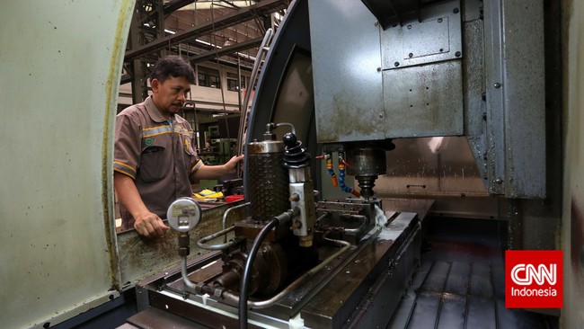 Ketergantungan industri dalam negeri akan produk impor sebagai bahan baku merupakan salah satu contoh kelemahan yang akan merugikan Indonesia.