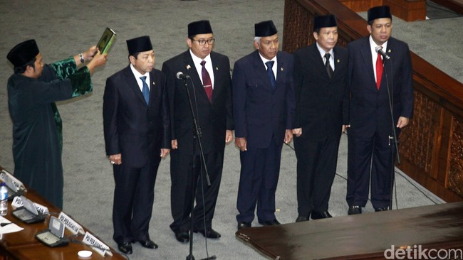 Paket pimpinan DPR dari Koalisi Merah Putih telah disetujui oleh paripurna perdana. Sejumlah pihak mempertanyakan keterkaitan pimpinan dengan kasus hukum.