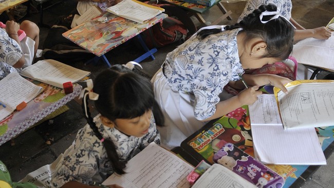Orangtua yang menolak menilai pemerintah jangan memaksakan kebijakan seperti itu sebab fasilitas sekolah berbeda-beda. Bagaimana dengan yang pro?