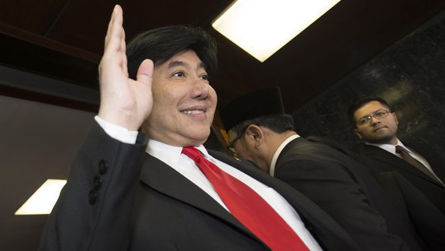 Guruh Soekarno Putra melambaikan tangan sebelum pelantikan anggota DPR/DPD periode 2014- 2019 di Kompleks Parlemen, Senayan, Jakarta, Rabu (1/10). Putra Presiden Indonesia Pertama tersebut terpilih kembali menjadi anggota DPR periode 2014-2019. PANTA