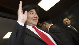 Guruh Soekarno Putra melambaikan tangan sebelum pelantikan anggota DPR/DPD periode 2014- 2019 di Kompleks Parlemen, Senayan, Jakarta, Rabu (1/10). Putra Presiden Indonesia Pertama tersebut terpilih kembali menjadi anggota DPR periode 2014-2019. PANTA