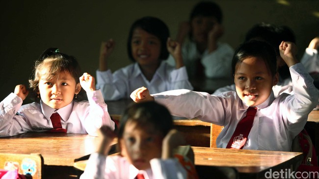 Masih tingginya aksi pungutan liar dari sekolah ke orangtua siswa membuat lsm pendidikan berinisiatif mengambil aksi. Mereka membuat petisi pertanyakan BOS
