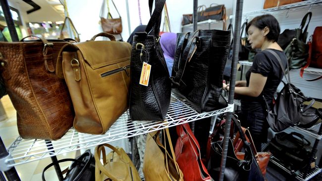 Ada dua hal yang tidak bisa luput dari tangan perempuan, yaitu tas jinjing dan gadget. Ke mana pun perempuan pergi, kedua hal itu pasti tidak bisa ditinggalkan.