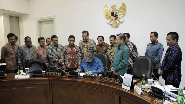"Pernyataan mendukung Pilkada secara langsung saja lewat Youtube kenapa tidak langsung perintahkan ke fraksi."